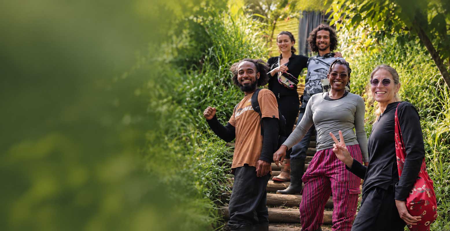 Grupo de personas en las escaleras del sendero